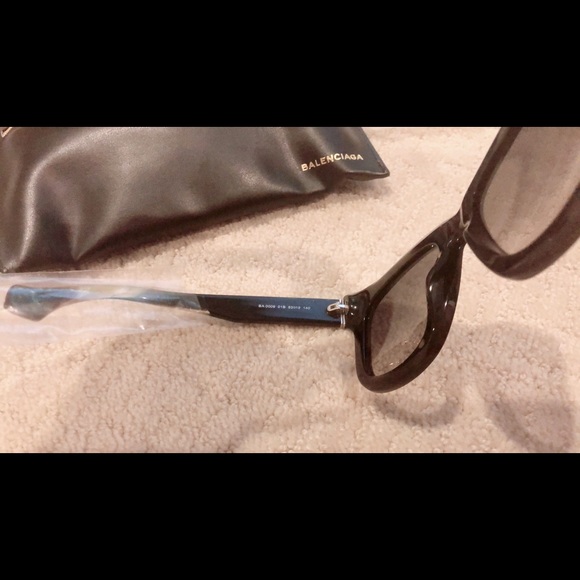 Balenciaga Black Oversized Sunglasses BA0009 01B - Picture 13 of 14